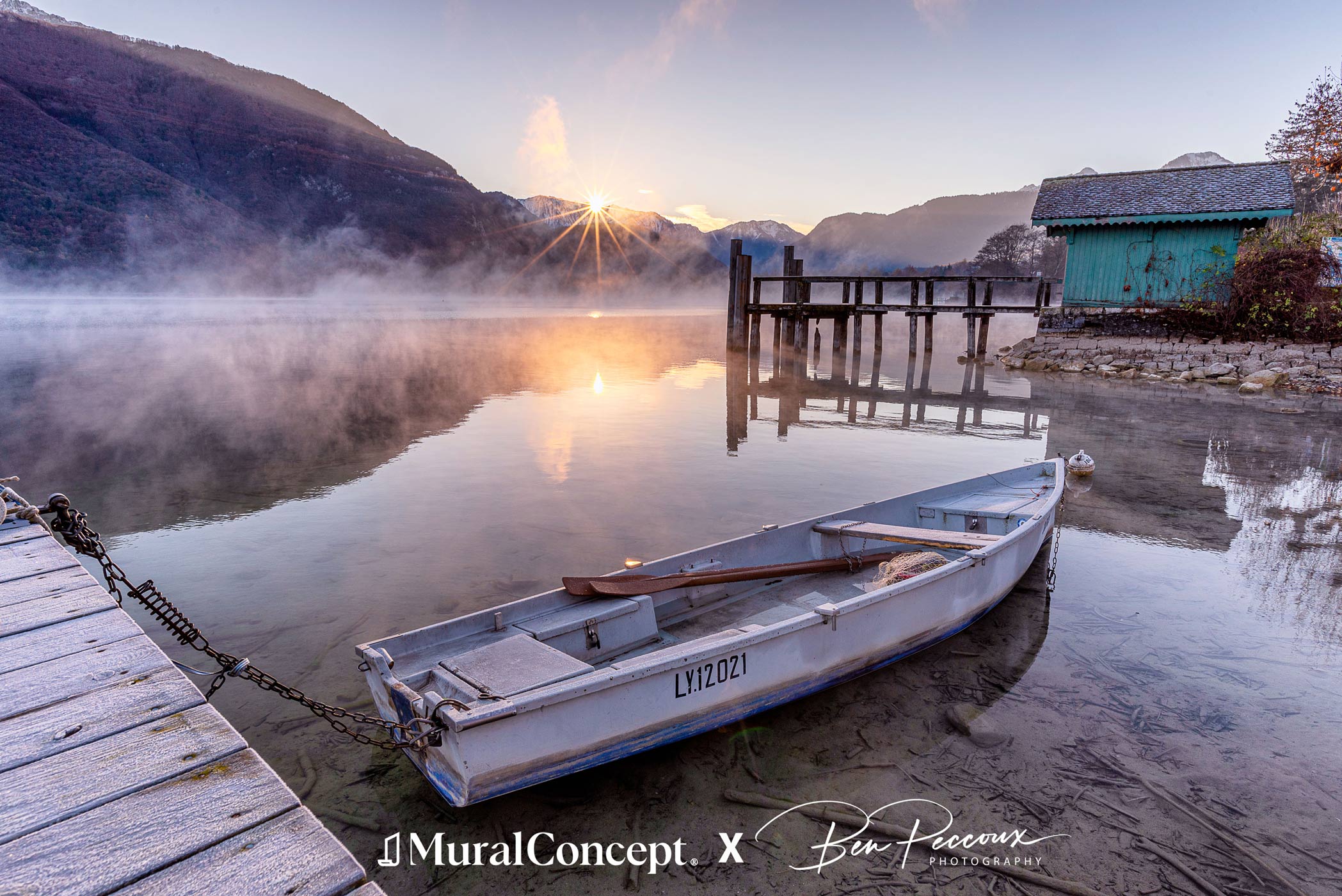 Papier peint la petite barque du bout du lac - panoramique français