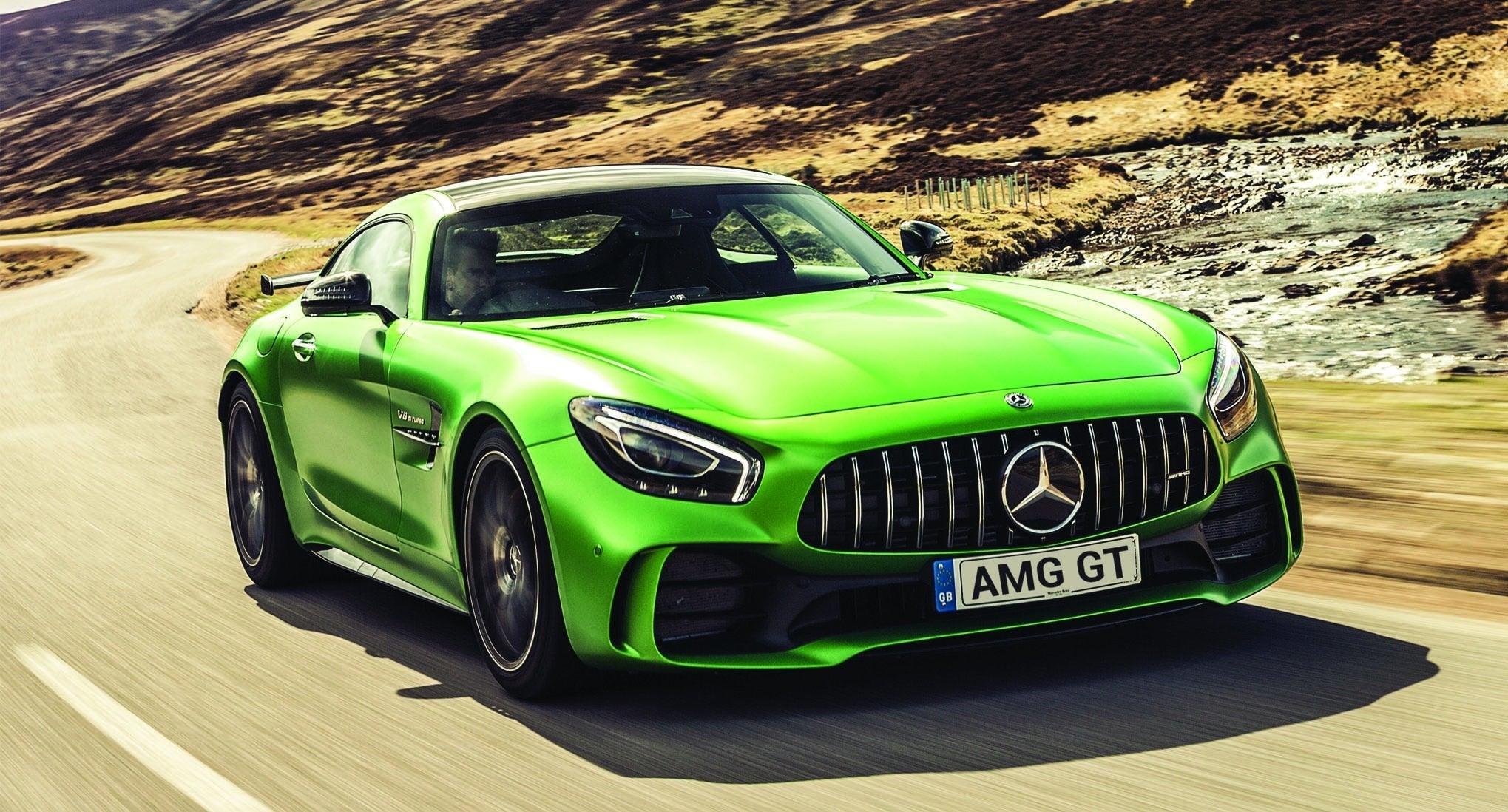 Papier peint voiture supercar désert - papier peint sur mesure francais - muralconcept